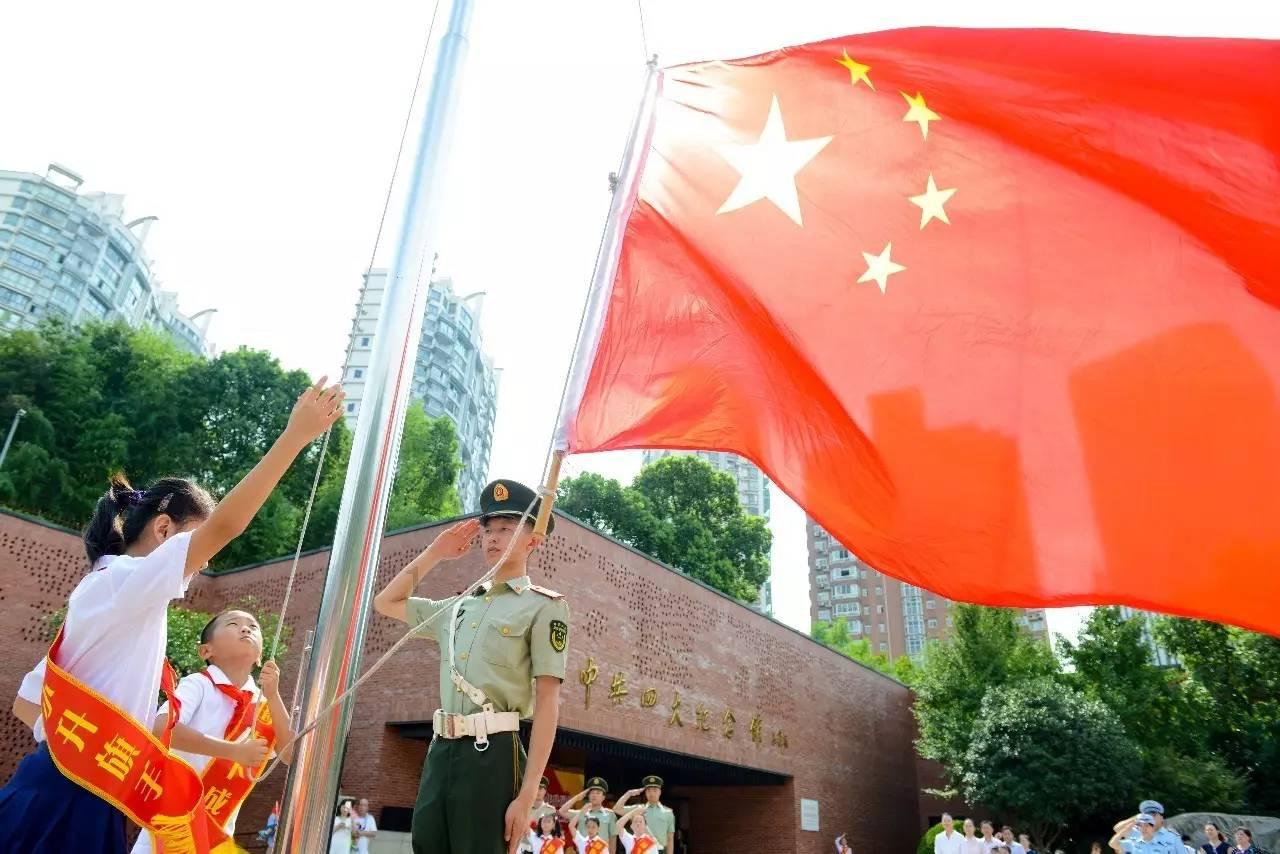 隆美尔怕老婆，被希特勒毒死后，亲生子当了市长，私生女透露真相